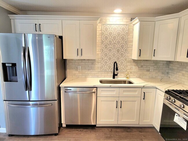 Building Photo - 13 Oak Forest Dr