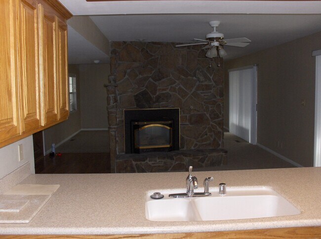Building Photo - Well Maintained Home