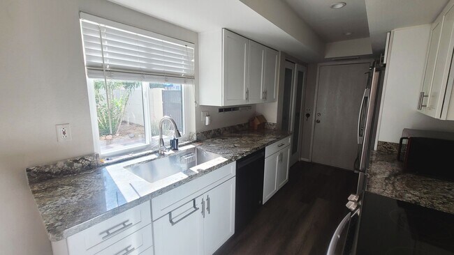 Foto del edificio - Pointe South Mountain 2-bedroom condo, gat...