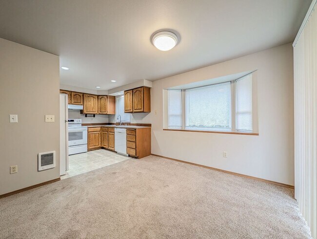 Foto del edificio - 3 bed, 2 bath Ramber with 2 Car Garage & Fenced yard!