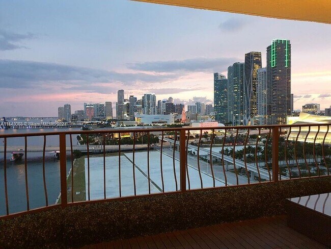 Foto del edificio - 555 NE 15th St