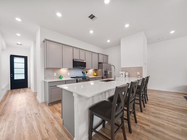 Foto del edificio - 674 Royal Arch Dr