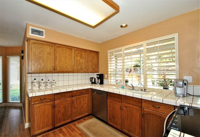 Foto del edificio - Spacious 3/2.5 Near Woodward Park