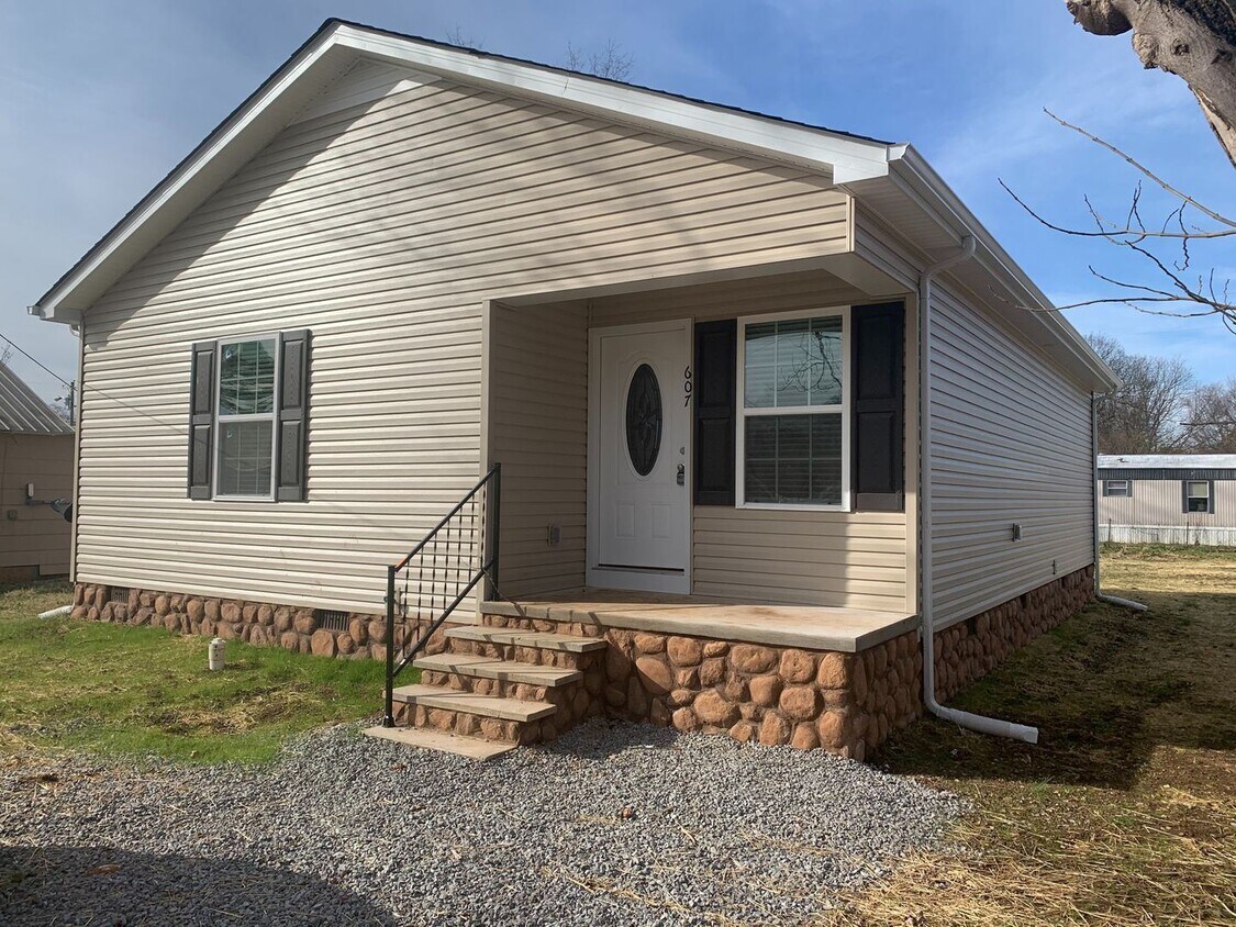 Foto principal - 3 br, 2 bath House - 607 Montgomery St.