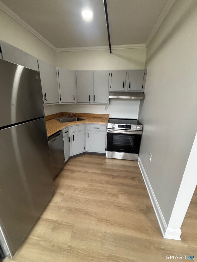 Building Photo - 222 Williams St E