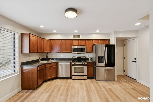 Building Photo - 7853 N 21st Ave