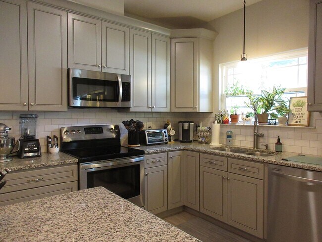 Foto del edificio - 3/2 in THE perfect location.  Close to eve...