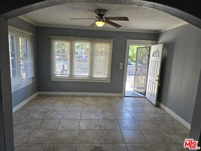 Foto del edificio - 4211 Halldale Ave