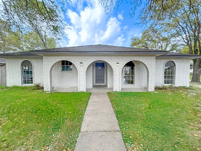 Photo - 5926 Darkwood Dr House