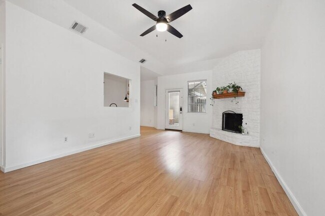 Foto del edificio - 6501 Brush Country Rd