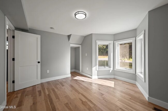 Foto del edificio - 656 Locust Grove Rd