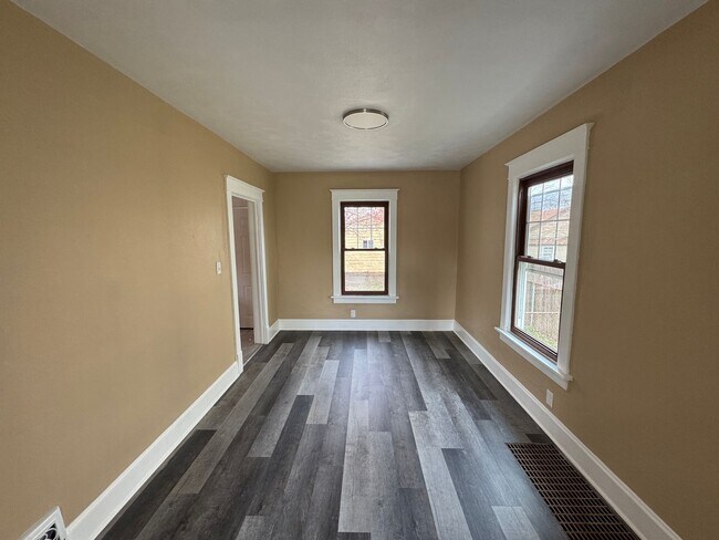 Foto del edificio - 3 Bedroom Moline Home with 2 Car Garage