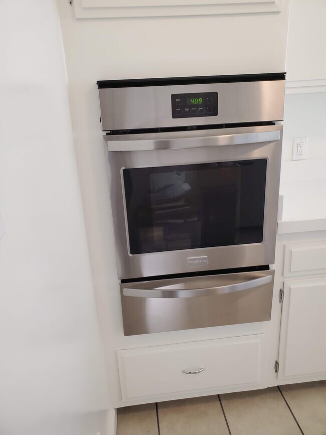 New double oven - 7813 Hindry Ave