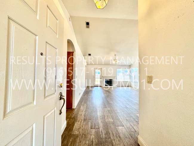 Building Photo - 3-Bedroom Home Near Elk Grove Park - Avail...