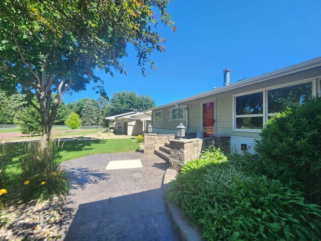 Foto del edificio - Spacious 5-Bedroom Home Near McKennan Park