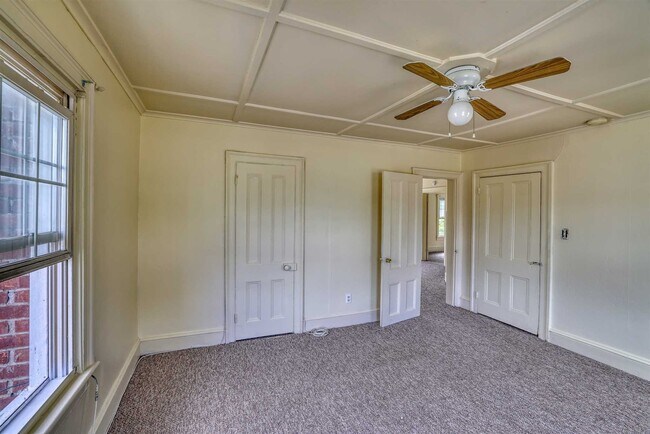 Building Photo - 23 Davis St