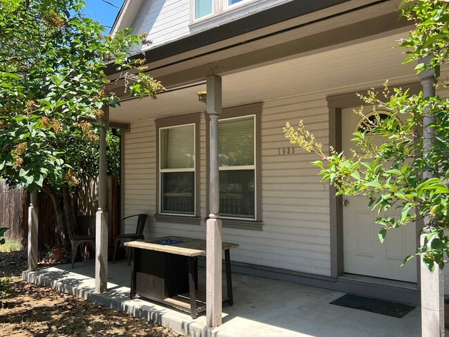 Building Photo - COMING SOON!  2 bed, 2 bath home in the he...