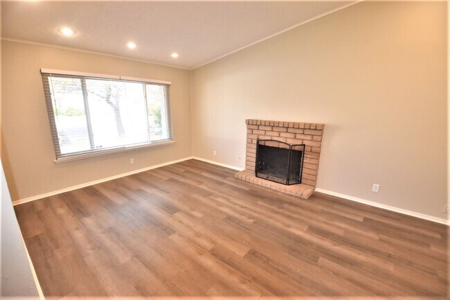 Building Photo - 691 Kingman Dr