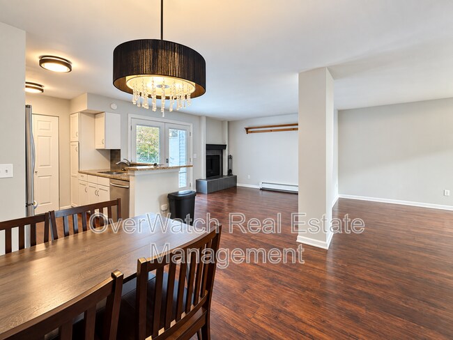 Building Photo - 3230 Montclaire Ct