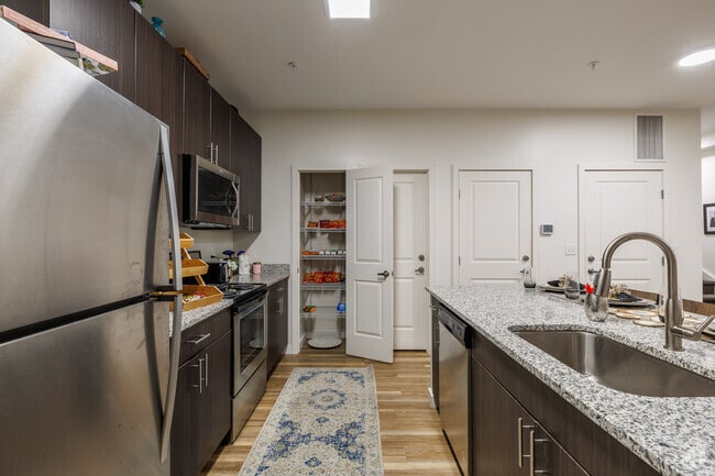 4BR, 4BA - Lakeside Commons Townhomes & Apartments