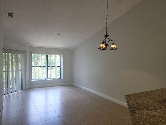 Building Photo - 2 bedroom 2 bath Bay Hill condo