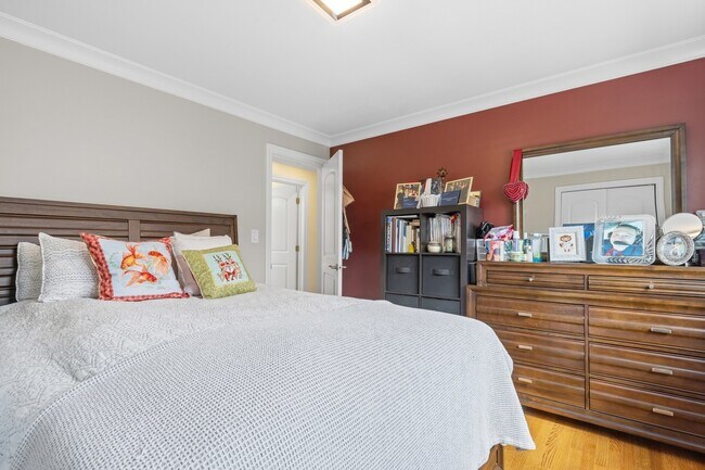 Building Photo - 5315 W Wellington Ave