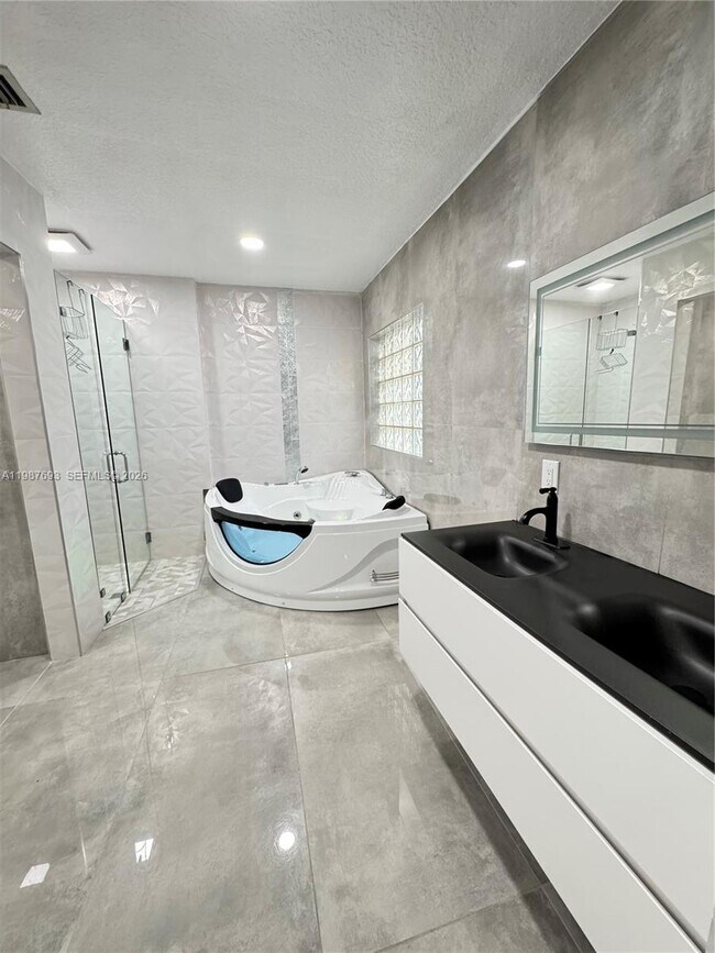 Foto del edificio - 5860 NW 111th Ave