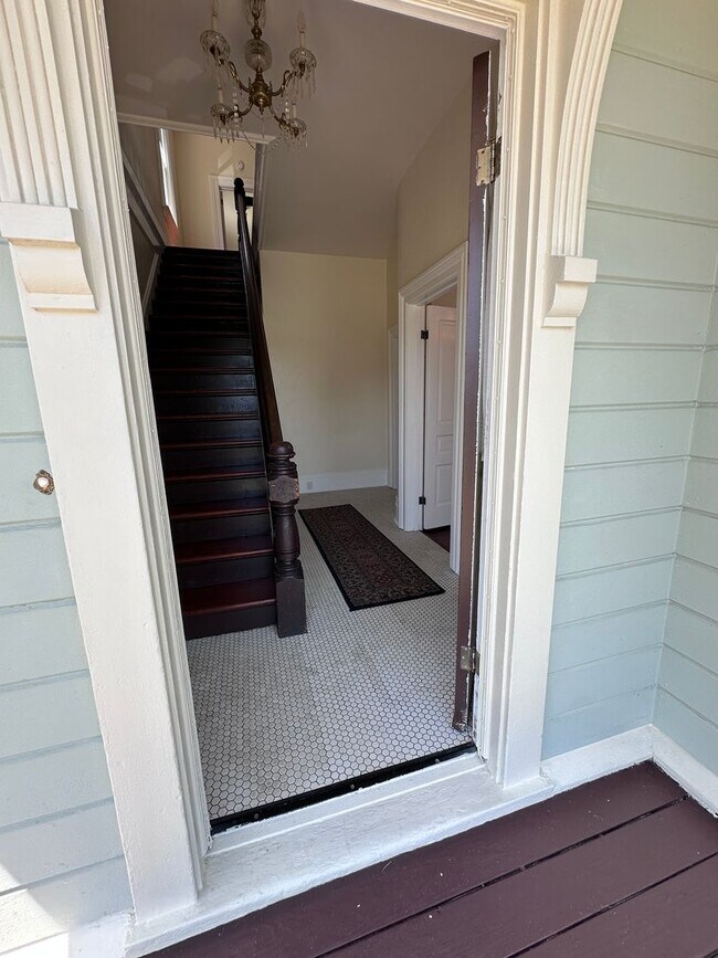 Building Photo - Stunning 1890 Eastlake Victorian | 5 Bedrooms | 2 Bathrooms | Flex Spaces | Steps from Old Town E...