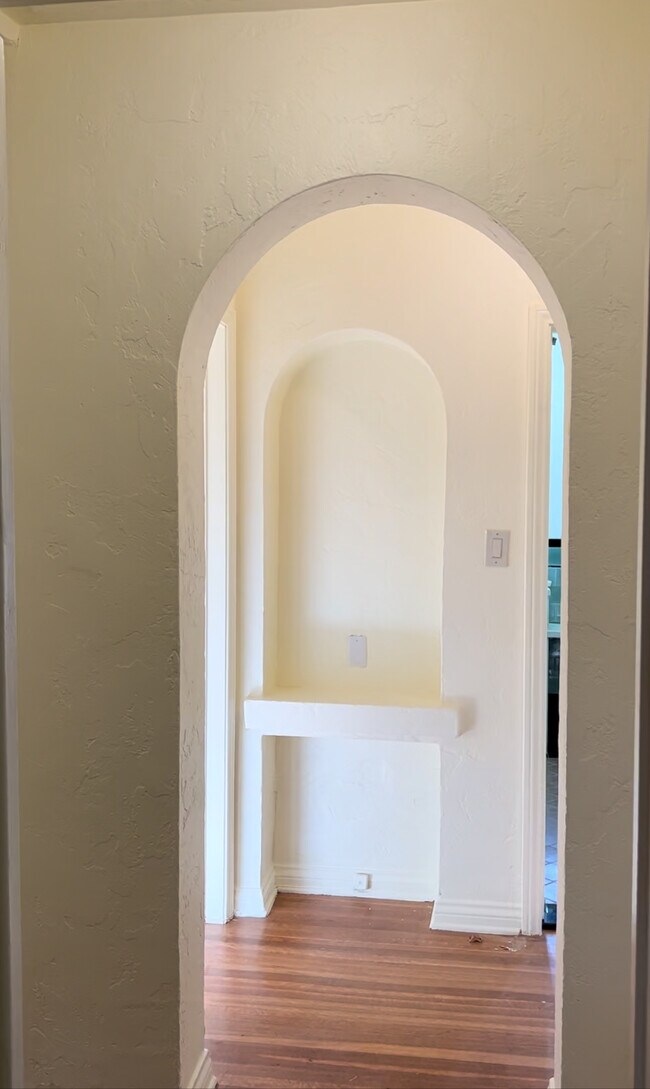 Foto del edificio - 1293 S Cloverdale Ave