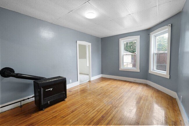 Building Photo - 15 1/2 Mendon Street