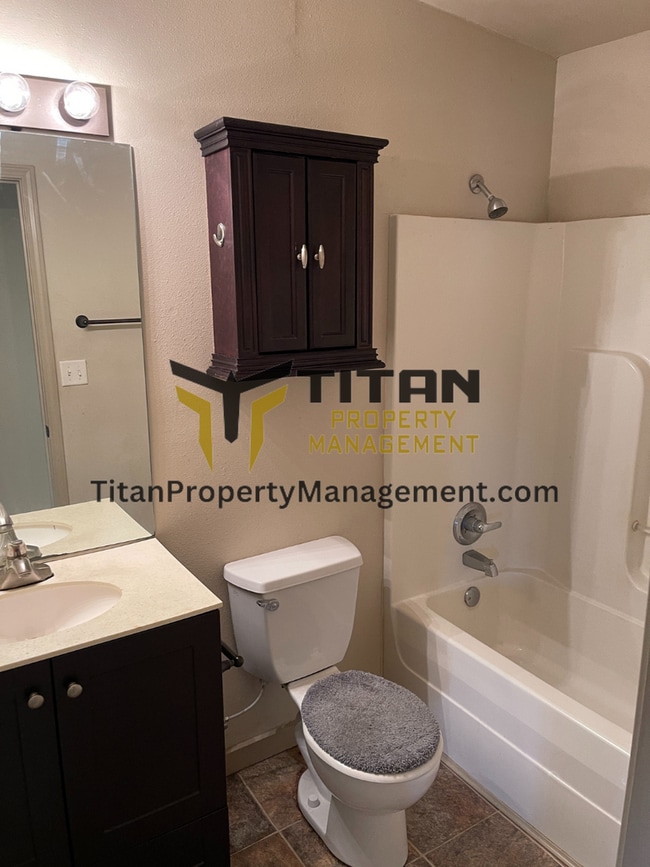 Building Photo - Large Studio Under $700