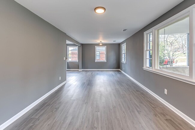 Building Photo - 4 Bedroom Glencliff Home With Garage