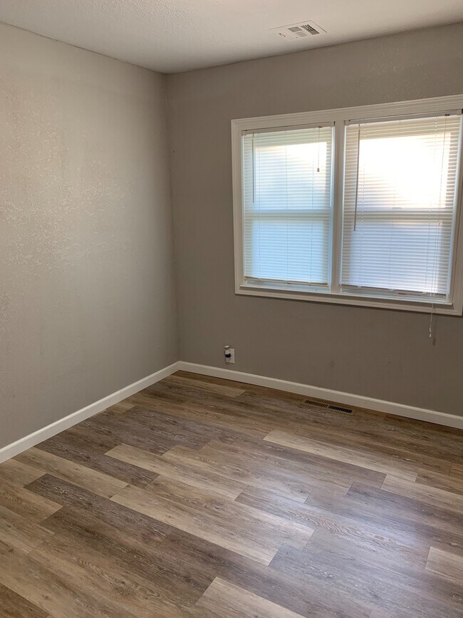 Building Photo - 3BR/ 1.5 BA Gorgeous Home + Large 2-Car Ga...