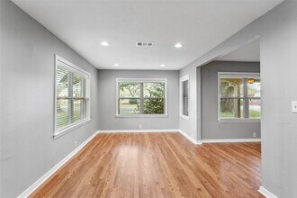 Building Photo - 302 S Hardie St