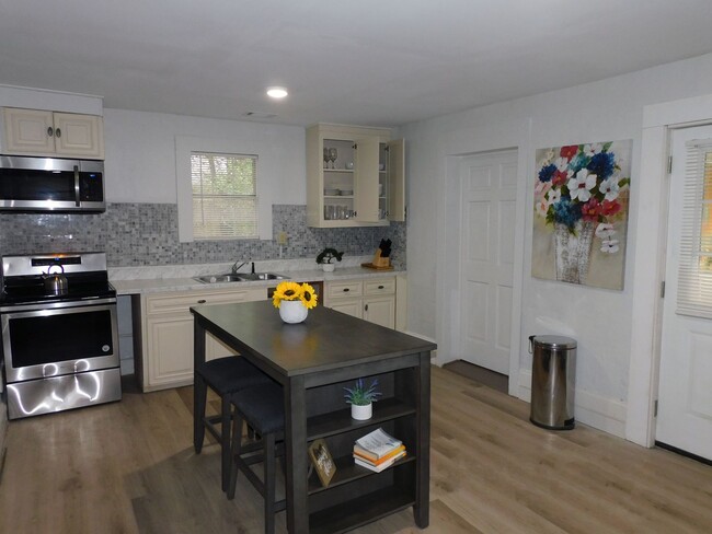 Foto del edificio - 3 Bedroom/2 Bath Furnished Rental - Whole ...