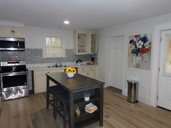Foto del edificio - 3 Bedroom/2 Bath Ready Home