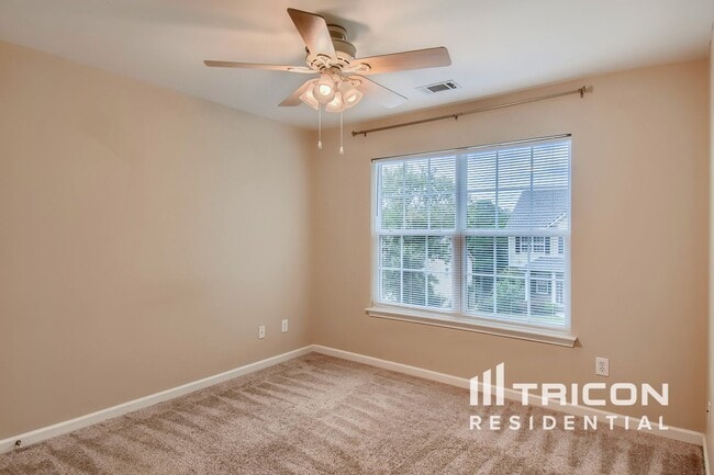 Building Photo - 18 Rockridge Dr