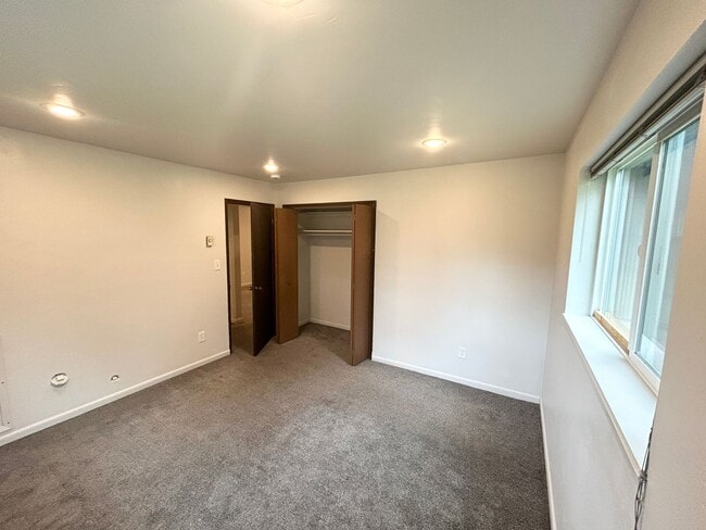 Building Photo - 640 W Valley Dr