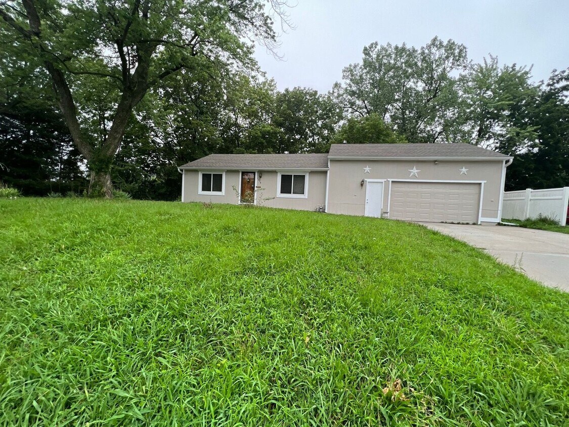 Foto principal - Updated 2 Bed Home with Large Attached Garage