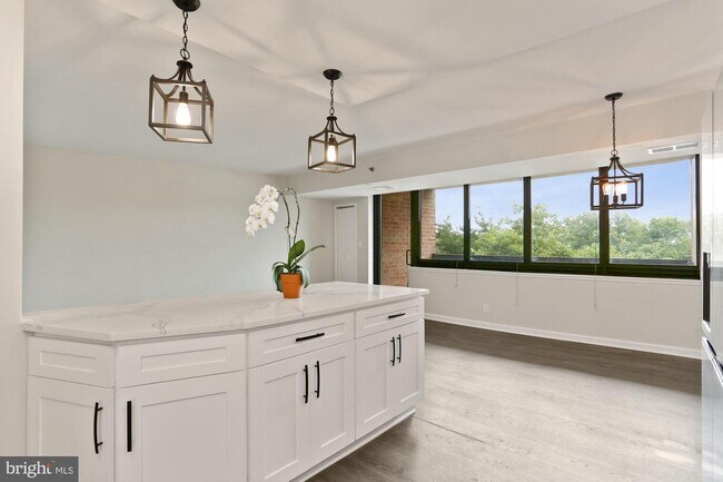 Building Photo - 1805 Crystal Dr