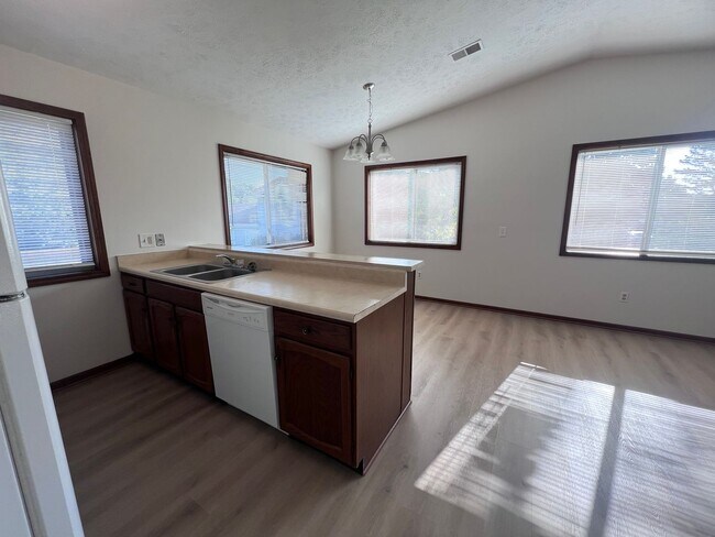 Foto del edificio - Spacious Two-Bedroom Duplex in Kentwood!
