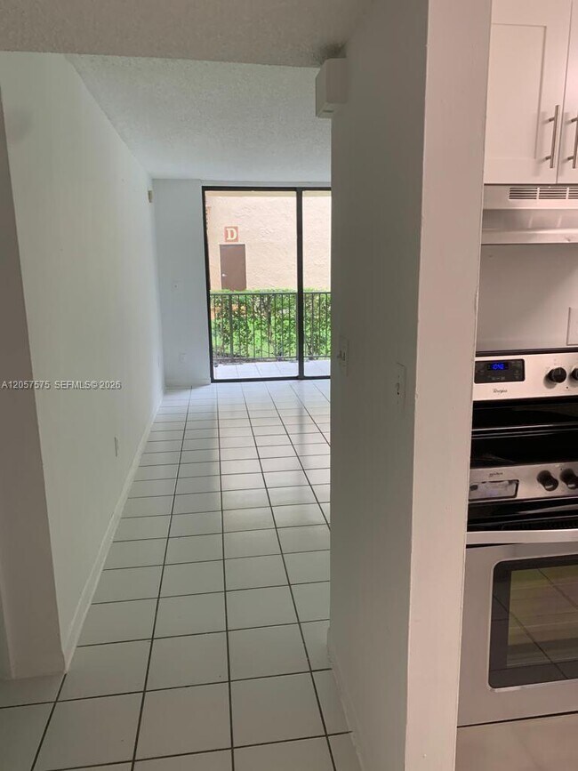 Foto del edificio - 14221 N Kendall Dr