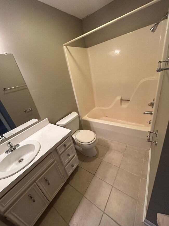 Building Photo - Convenient & Cozy 2BR Townhome Off Hwy 127