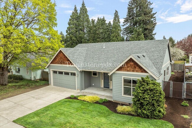 Foto del edificio - Spacious 3-bedroom Home in Downtown Canby