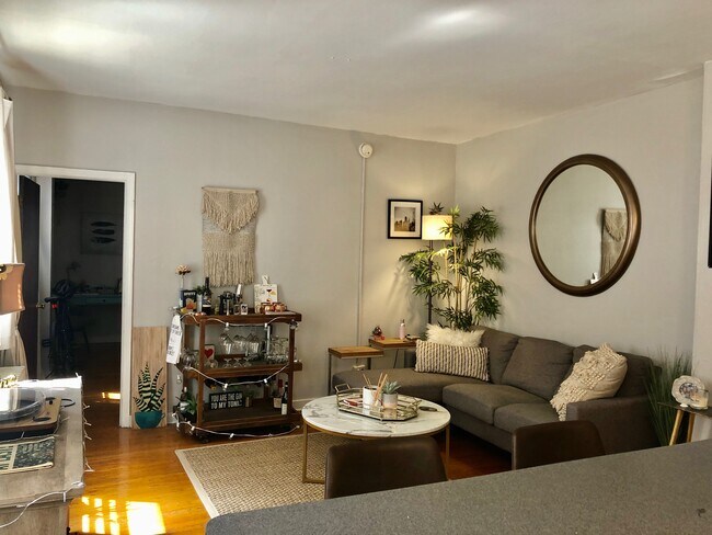 Living - 1536 Pine St