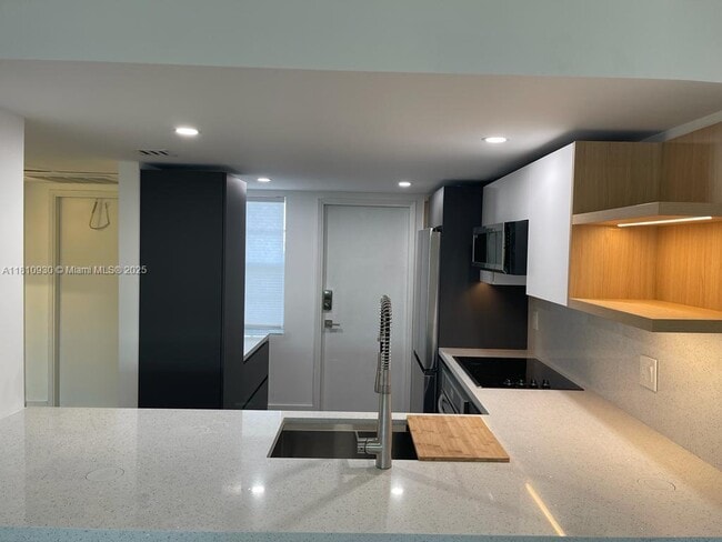 Building Photo - 3151 S Palm Aire Dr