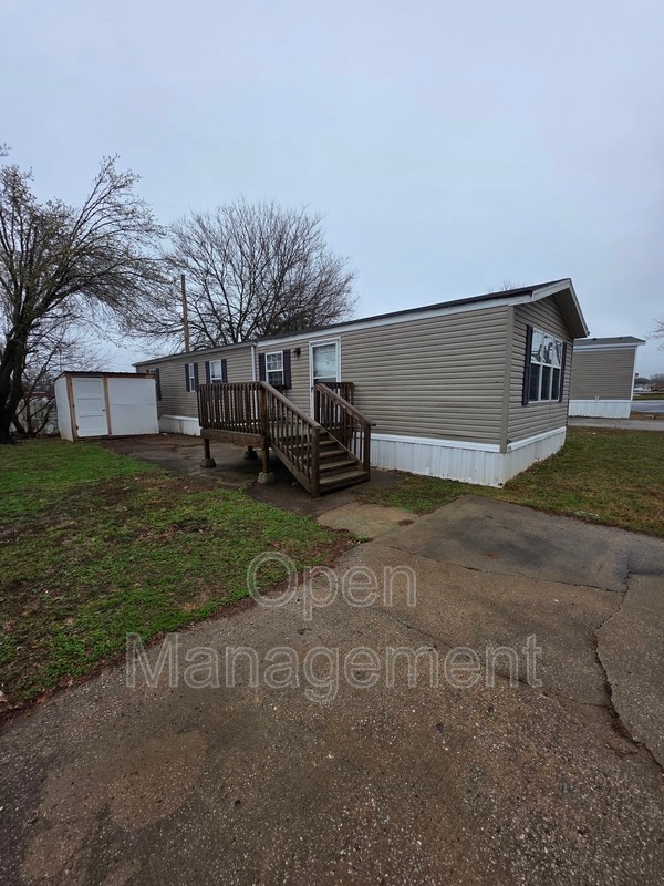 Building Photo - 16 English Village Park