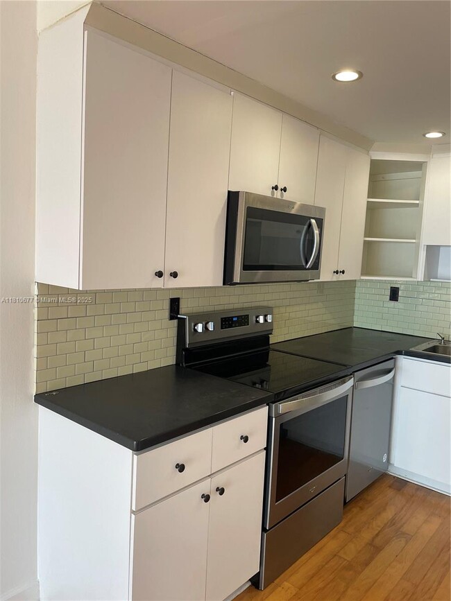 Foto del edificio - 600 NE 25th St