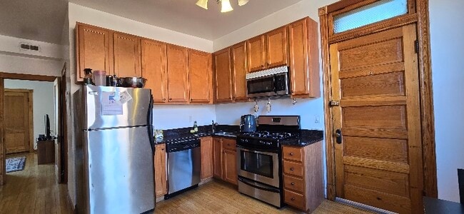 Building Photo - 2342 W Walton St