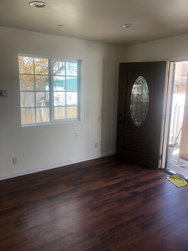 Sala de estar/puerta principal - 1033 Beverly St